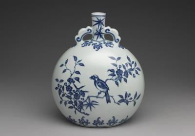 图片[2]-Flask with paired ruyi handles and flowers and birds decoration in underglaze blue, Qing dynasty, Yongzheng reign (1723-1735)-China Archive